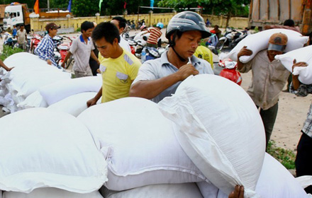 Cấp phát gạo cứu đói giáp hạt cho người dân huyện Hướng Hóa, Quảng Trị.